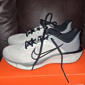 NEW NIKE Quest Shoes Mens 9 Womens 10.5